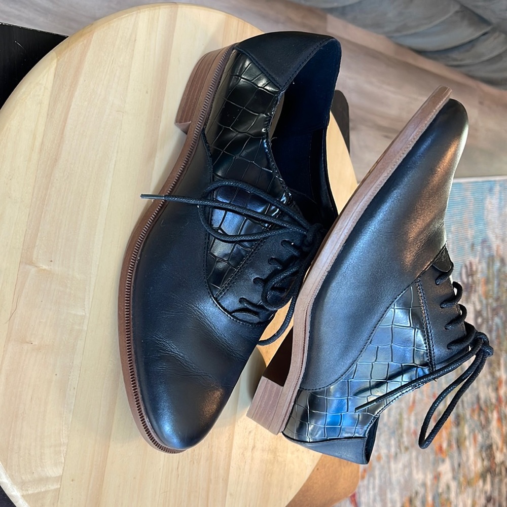 Clarks black leather lace up flat shoes w/ snakeskin detail. Size 8.5 M. Net